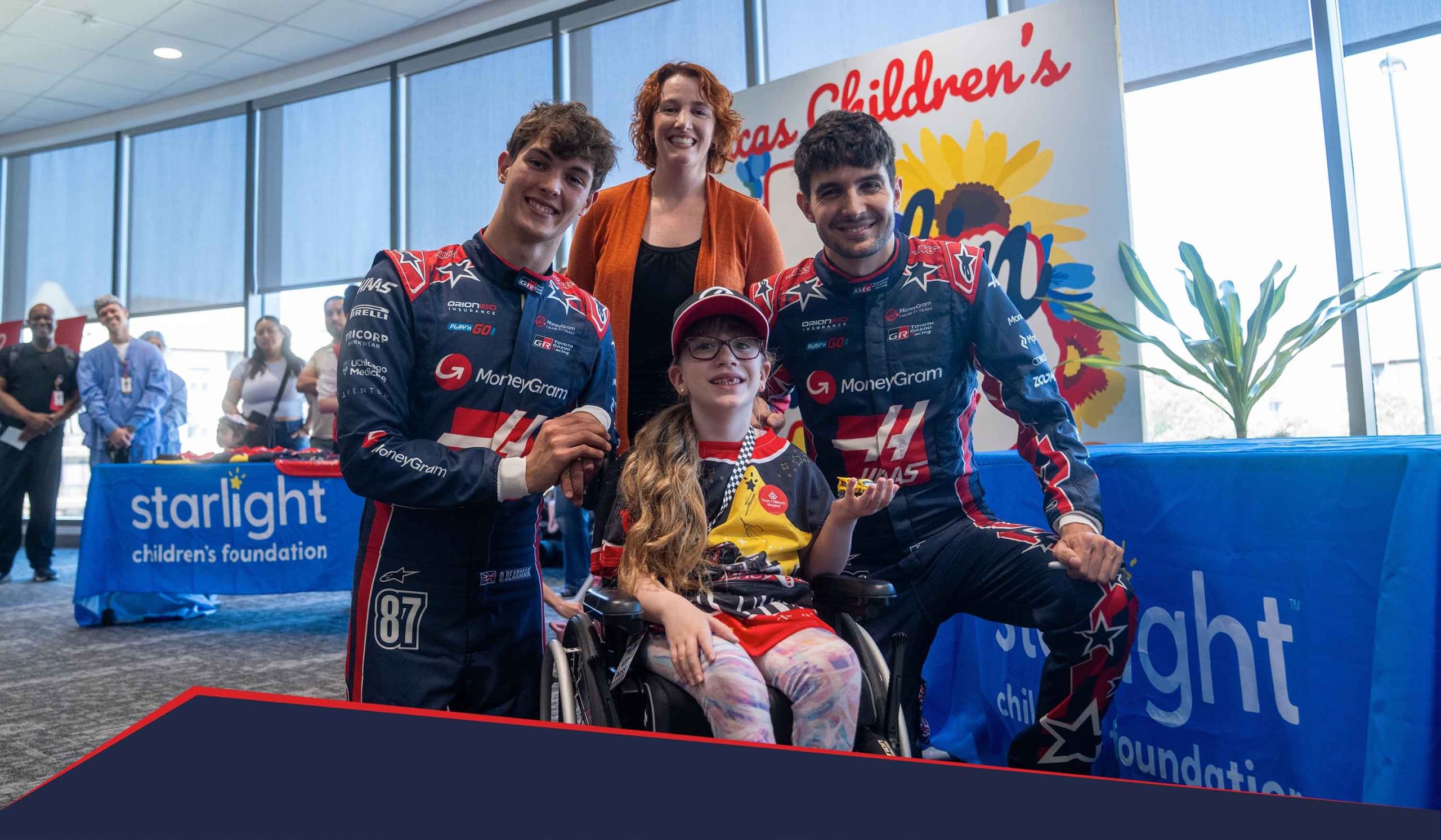Logo MoneyGram Haas F1 Team e Starlight Children's Foundation con camici ospedalieri personalizzati