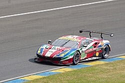 Giovane James Calado alla guida di una monoposto di Formula Renault in curva