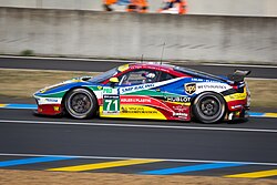 James Calado sul podio di una gara GP3, festeggia con il trofeo