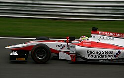 James Calado alla guida di una Jaguar Racing in Formula E in azione in pista