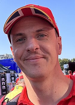 La Ferrari 499P Hypercar con James Calado a bordo, in azione notturna a Le Mans