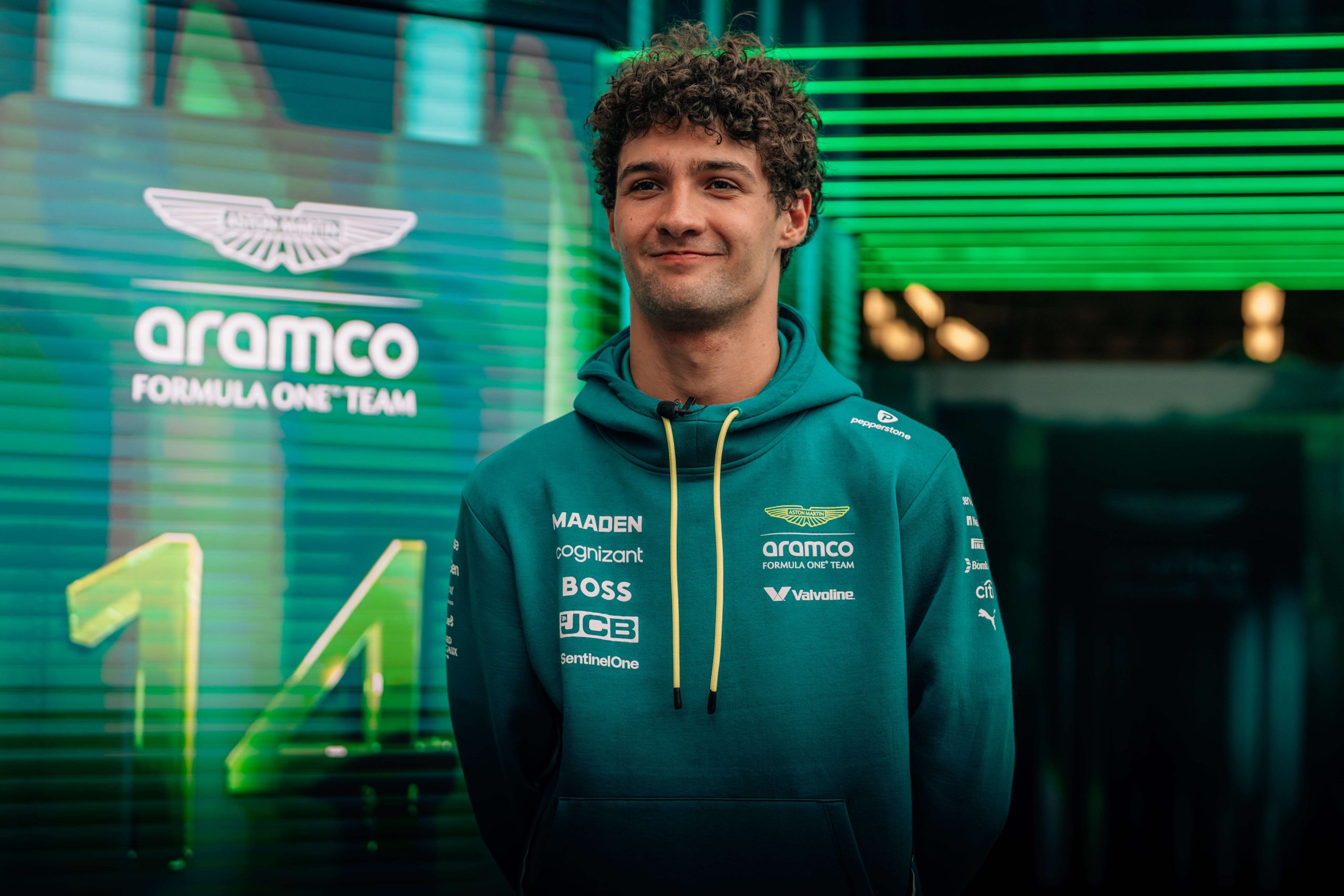 Jak Crawford al volante della vettura Aston Martin AMR25 durante una sessione di test F1, con la tuta da gara del team.