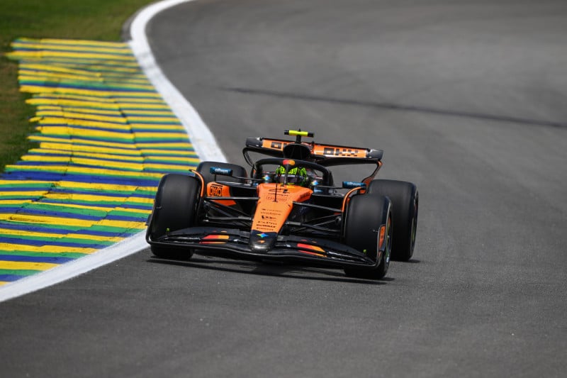 Lando Norris celebra la pole position nella Sprint Qualifying del Gran Premio del Brasile 2025 a San Paolo.