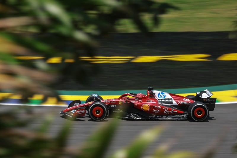 Gabriel Bortoleto in azione durante la sorprendente Sprint Qualifying del GP Brasile a Interlagos.
