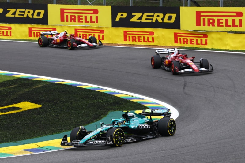 Max Verstappen sorpreso o deluso dopo l'eliminazione in Q1 nelle qualifiche F1 del Brasile.