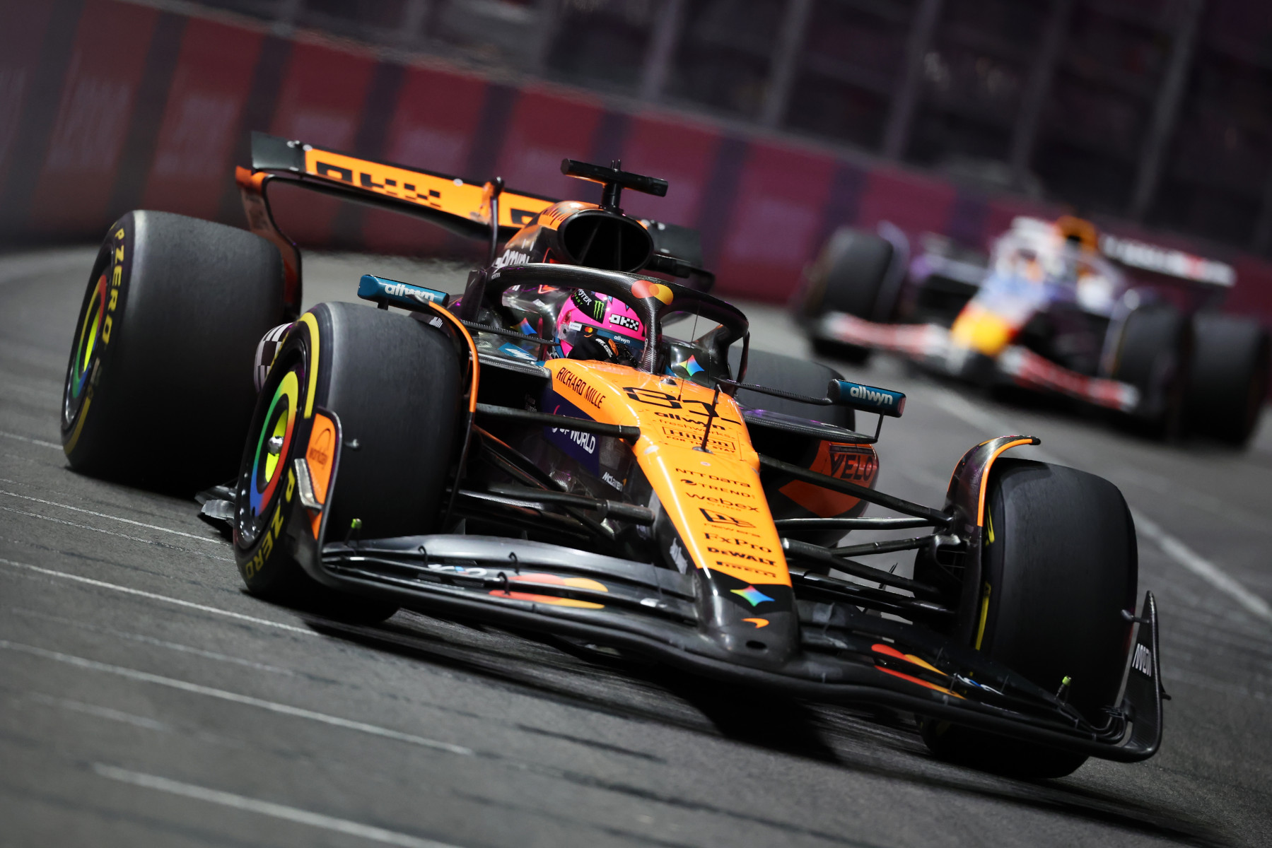 L'Aston Martin di Fernando Alonso ai box per la sostituzione dell'ala anteriore danneggiata