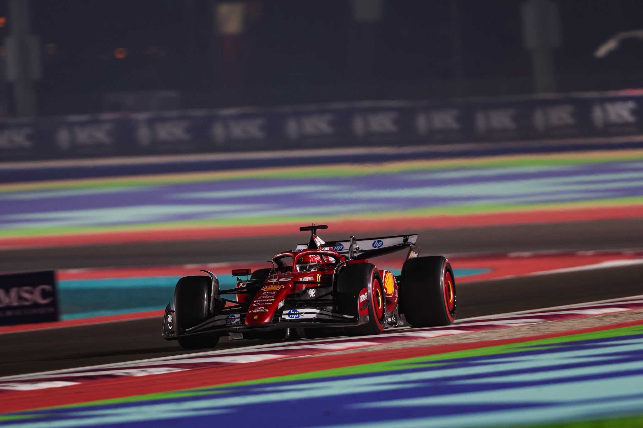 La McLaren di Oscar Piastri sfreccia sul rettilineo del circuito di Lusail durante il GP del Qatar