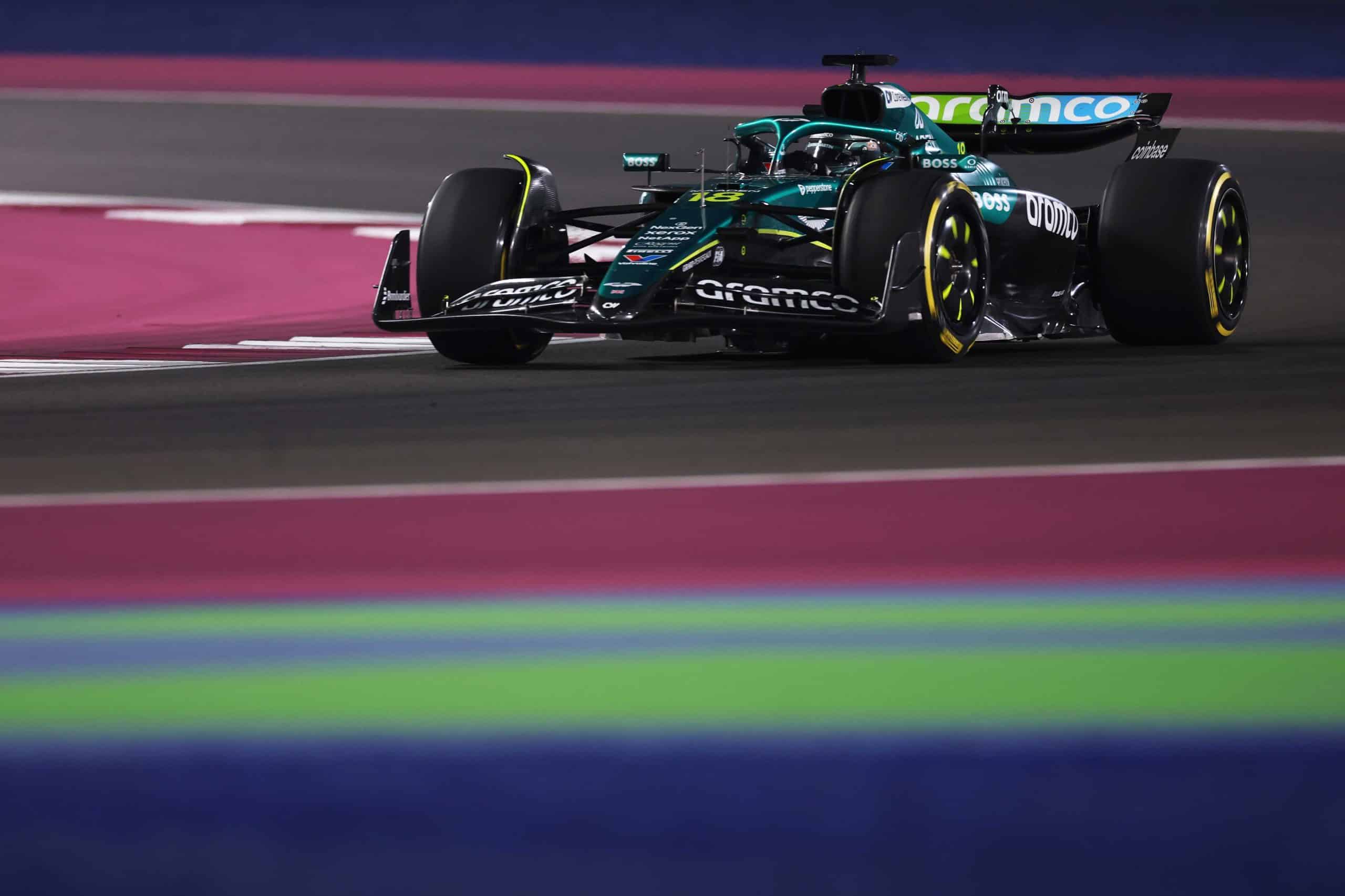 Fernando Alonso guida la sua Aston Martin tra le curve illuminate del Lusail International Circuit