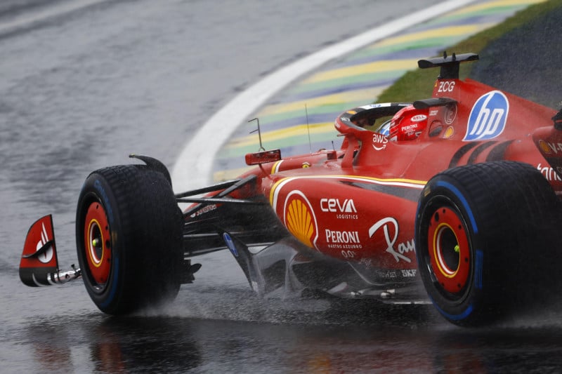 Immagine di auto F1 su pista bagnata a Interlagos con la pioggia durante il GP F1 Brasile.
