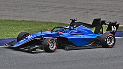 Luke Browning al volante di una monoposto, in azione durante una sessione di prove o una gara, con il team Williams.