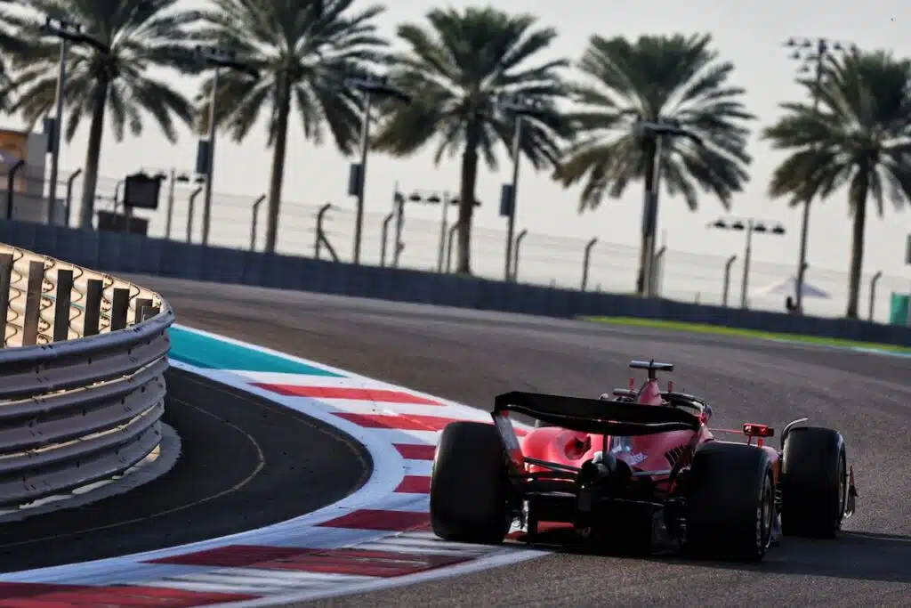 Ferrari SF-23 in test con Sergio Pérez per la partnership Cadillac.