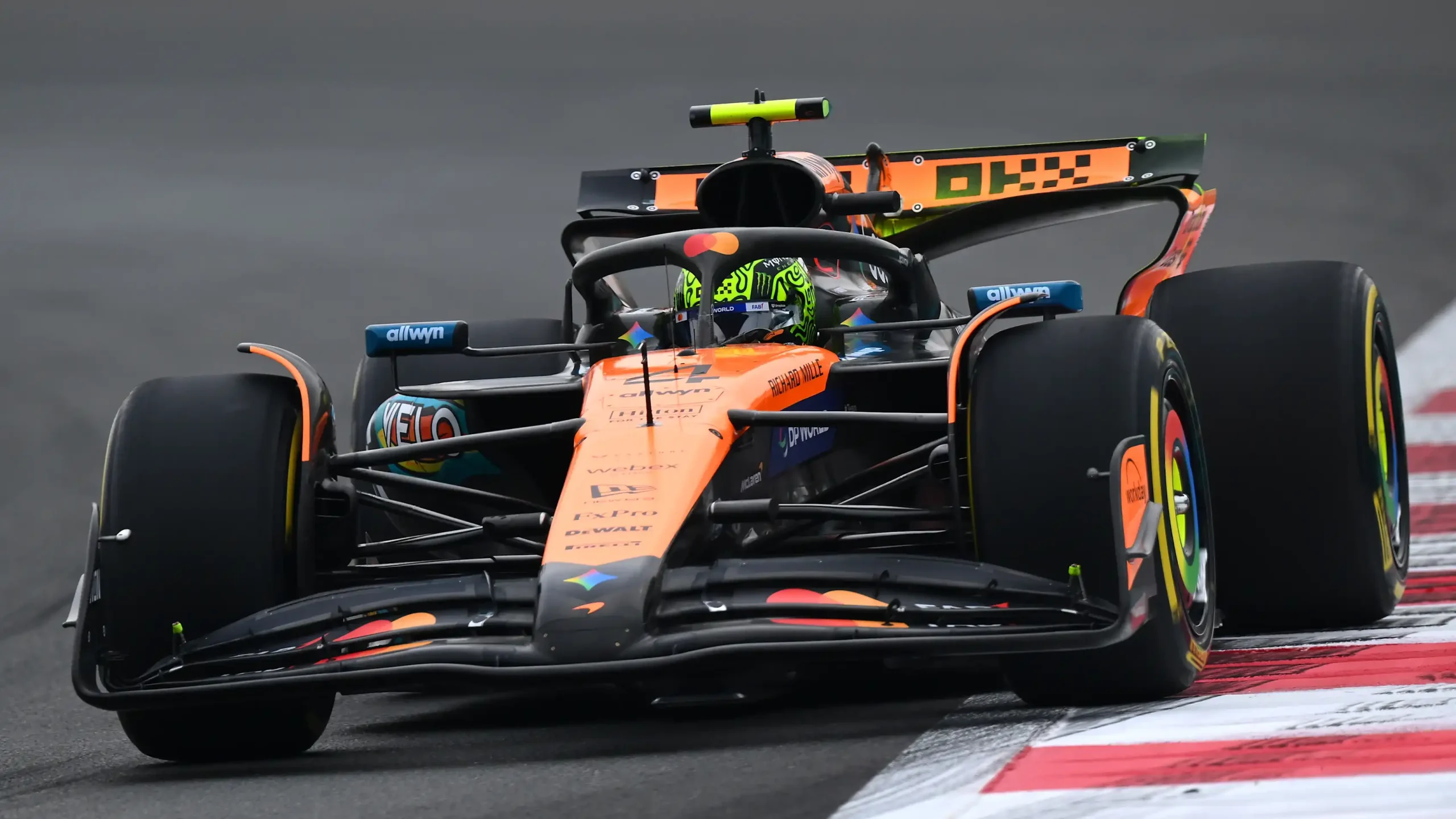 Formula uno paddock|FP2 Abu Dhabi: Norris Sorprende Verstappen, Bearman Impressiona. Un Venerdì Scintillante a Yas Marina