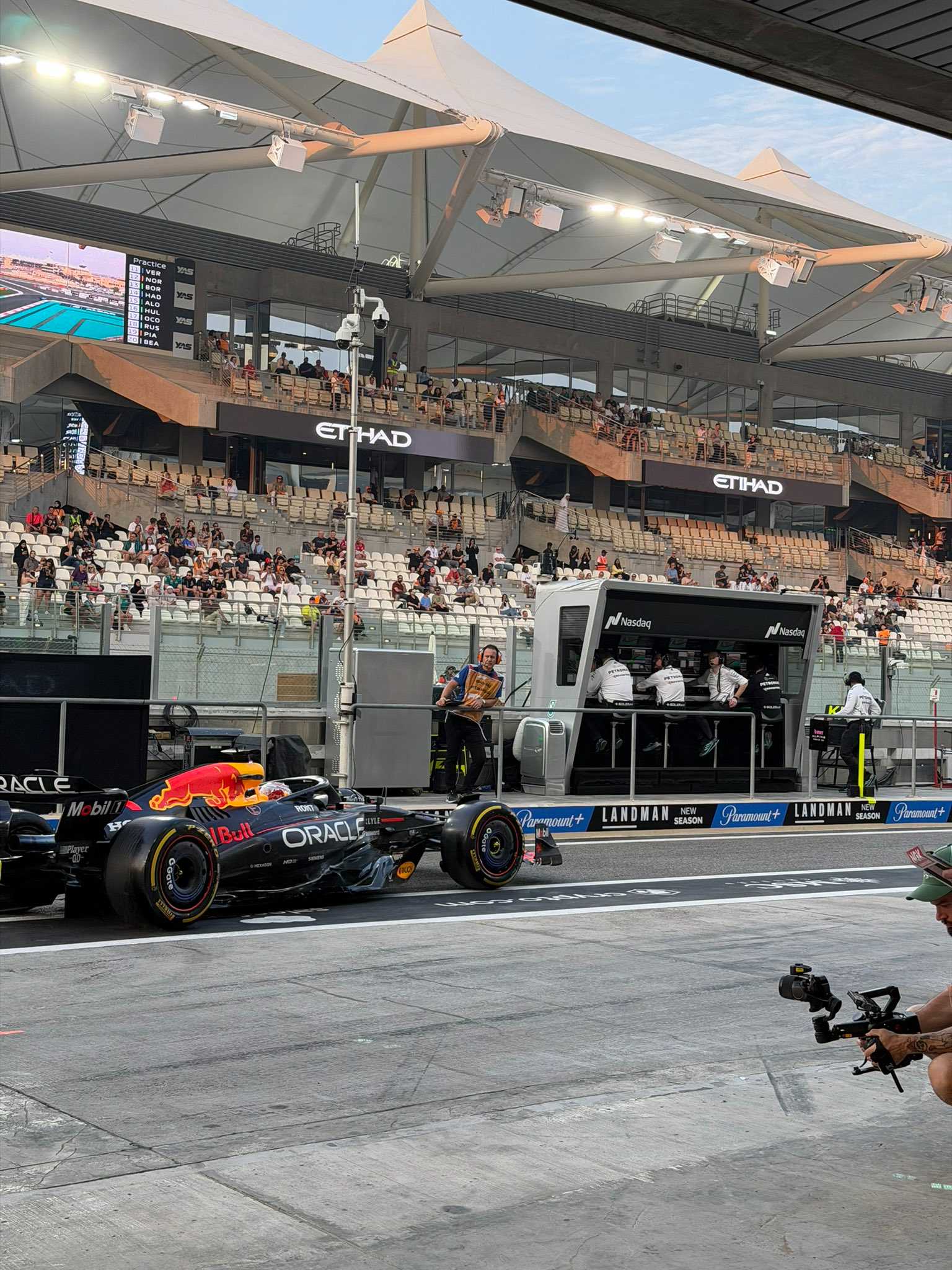 GP Abu Dhabi: Un Venerdì di Prove Libere tra Giovani Promesse, Degrado Gomme e Strategie da Decifrare