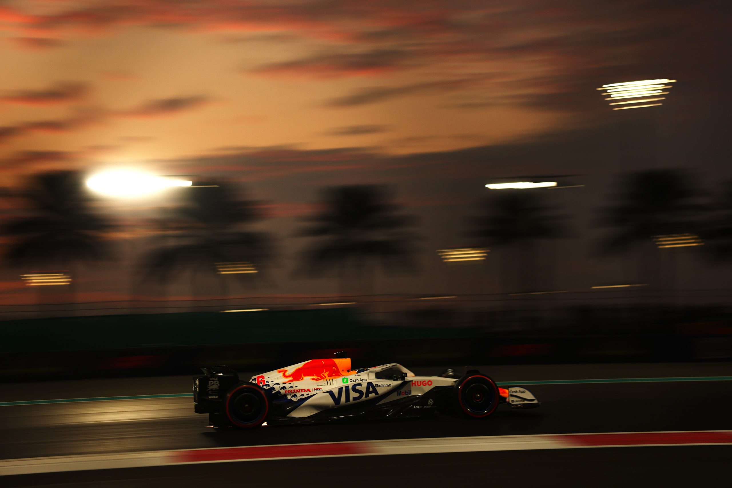 GP Abu Dhabi: Un Venerdì di Prove Libere tra Giovani Promesse, Degrado Gomme e Strategie da Decifrare