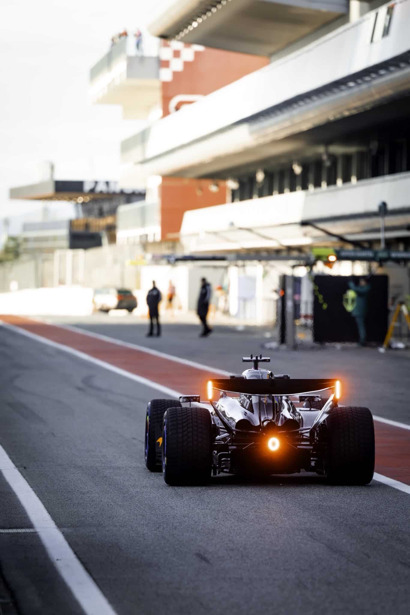 Meccanici della Mercedes-AMG F1 al lavoro sul motore durante i test.