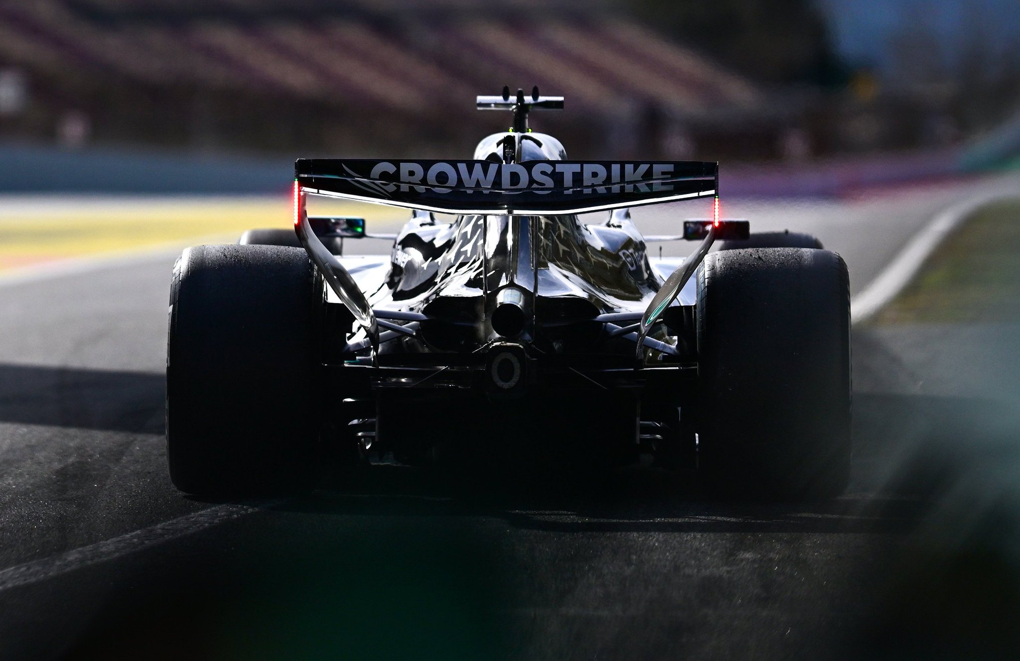 Dettaglio tecnico di una monoposto F1, focus sul motore e l'aerodinamica.