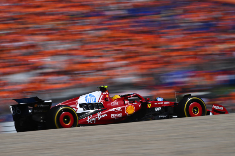 Monoposto di Formula 1 in azione su un circuito, con le gomme che lasciano scie di fumo, durante una sessione di test.