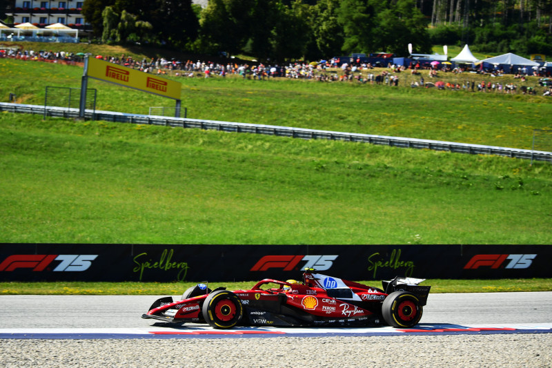 Primo piano di una parte del telaio di una monoposto di Formula 1, mostrando dettagli tecnici e la complessità della struttura.