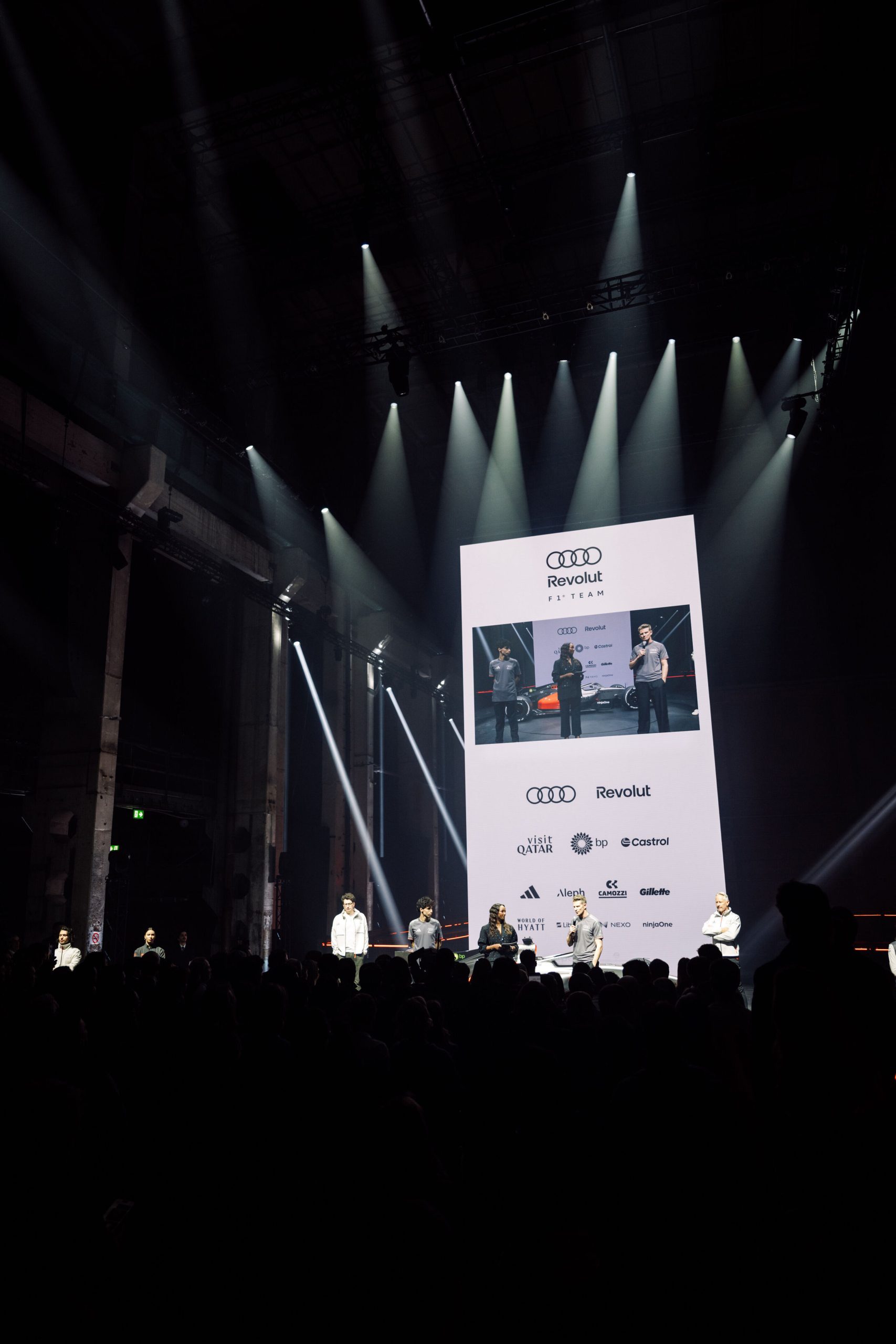 Audi R26 in azione durante il roll-out a Barcellona