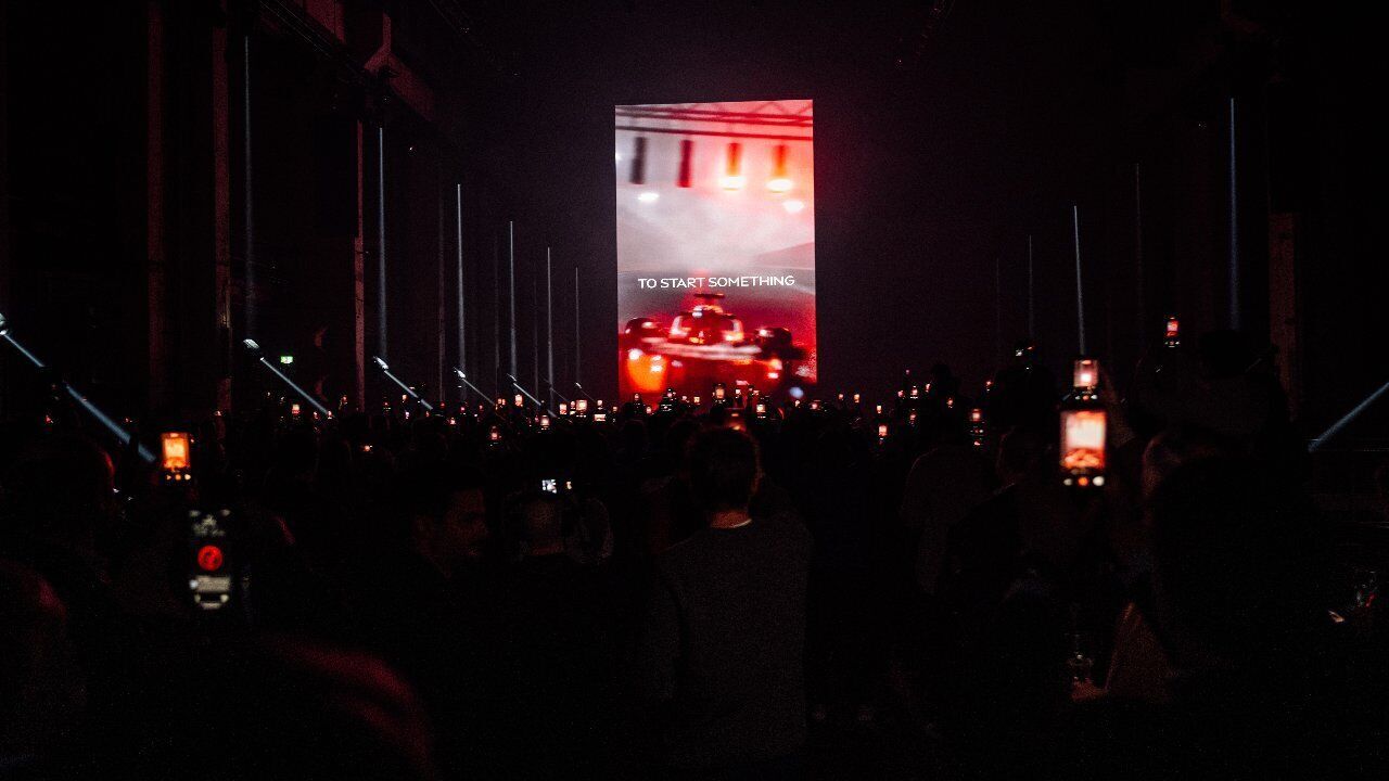 Interno del Kraftwerk di Berlino durante la presentazione Audi F1