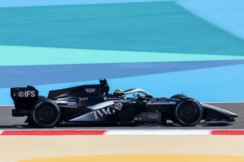 Test F1 Bahrain: Russell Vola, Mercedes Lancia il Guanto 🏎️