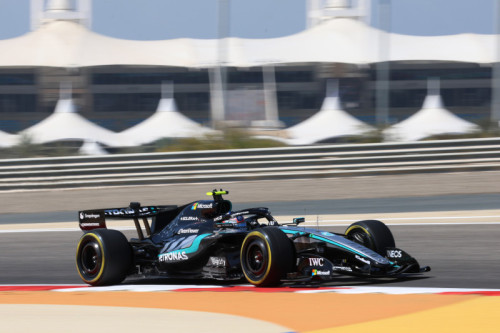 Test F1 Bahrain: Russell Vola, Mercedes Lancia il Guanto 🏎️