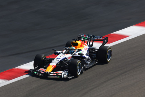 Test F1 Bahrain: Russell Vola, Mercedes Lancia il Guanto 🏎️