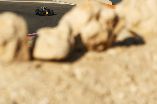 Test F1 Bahrain: Russell Vola, Mercedes Lancia il Guanto 🏎️