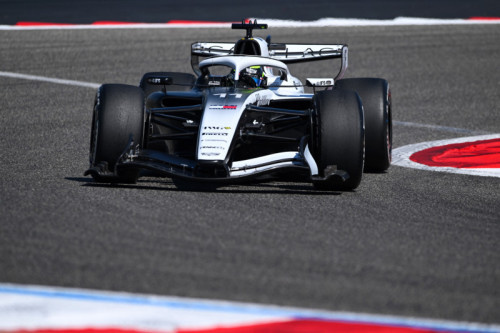 Test F1 Bahrain: Russell Vola, Mercedes Lancia il Guanto 🏎️