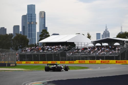Tecnici di Formula 1 al lavoro sui pneumatici prima delle qualifiche del sabato a Melbourne.